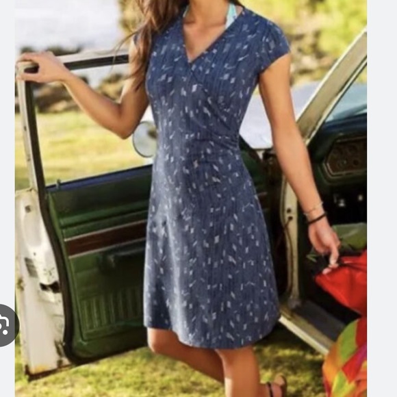 Athleta Dresses & Skirts - Athleta Blue Printed Short Sleeve V-Neck Dress